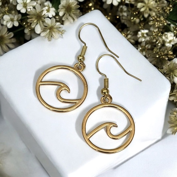 5 For $25💫Gold Ocean Wave Dangles Earrings - Picture 1 of 4
